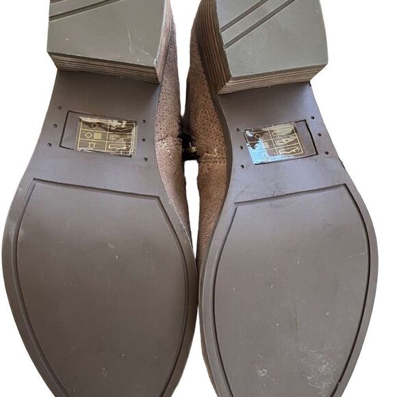 Market & Spruce new never worn brown suede booties, rubber soles,stacked heels 8 - Picture 9 of 9